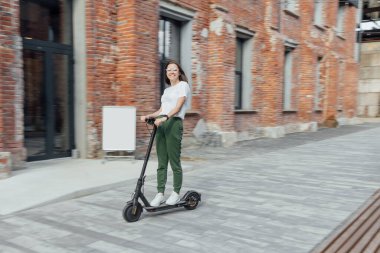 Şehirde dolaşmaya alternatif olarak elektrikli scooter.