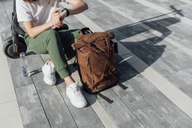 Şehirde dolaşmaya alternatif olarak elektrikli scooter.