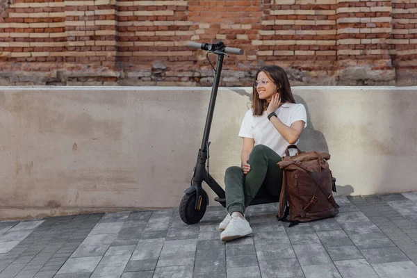 Şehirde dolaşmaya alternatif olarak elektrikli scooter.