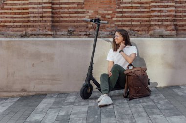 Şehirde dolaşmaya alternatif olarak elektrikli scooter.