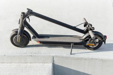 Şehirde dolaşmaya alternatif olarak elektrikli scooter.