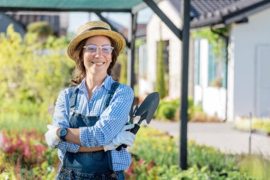Bahçecilik ve çiçekçilik doğaya daha yakın olmak için bir hobi.