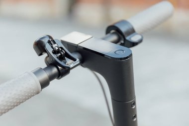 Şehirde dolaşmaya alternatif olarak elektrikli scooter.