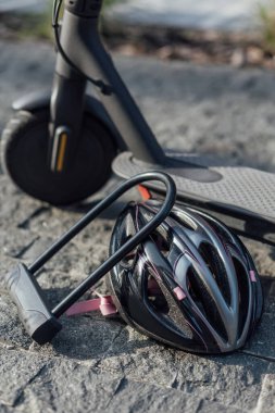 Şehirde dolaşmaya alternatif olarak elektrikli scooter.