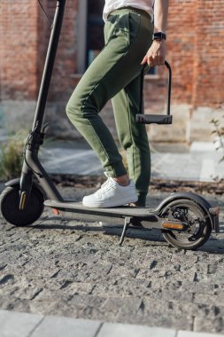Şehirde dolaşmaya alternatif olarak elektrikli scooter.