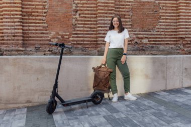 Şehirde dolaşmaya alternatif olarak elektrikli scooter.