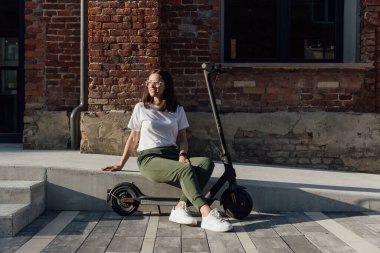 Şehirde dolaşmaya alternatif olarak elektrikli scooter.