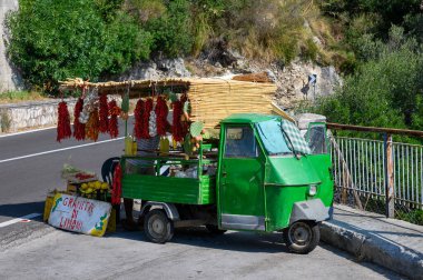 İtalya 'da yol kenarında çeşitli meyve ve sebze çeşitleriyle küçük bir mobil satış standı.