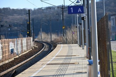 1A numaralı platformda kimse yok..