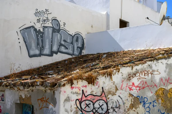 Některé Pouliční Graffiti Malém Středomořském Městě Teplém Slunečním Světle — Stock fotografie