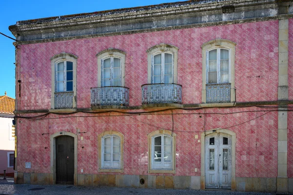 Uma Antiga Casa Azulejos Vermelhos Numa Pequena Cidade Portuguesa — Fotografia de Stock