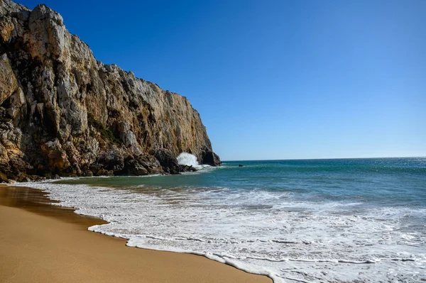 Piaszczysta Plaża Algarve Portugalii Potężnymi Falami — Zdjęcie stockowe