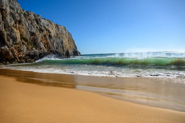 Uma Praia Areia Algarve Portugal Com Algumas Ondas Poderosas — Fotografia de Stock