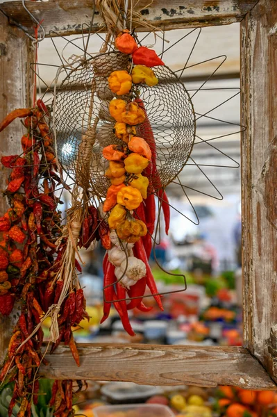 Roma pazarında kurutulmuş biber ve habaneros..