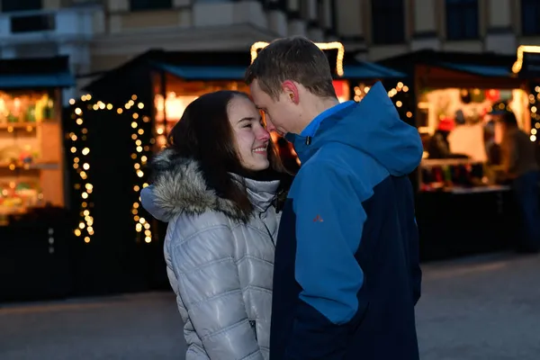 Jeune Couple Taquinant Marché Noël — Photo