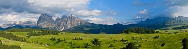 Yazın yemyeşil alp çayırları, birkaç bulut ve Güney Tyrol 'daki Siseralm' de mavi gökyüzü olan bir dağ manzarası..