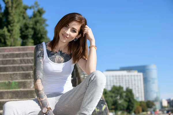 Una Hermosa Joven Tatuada Está Caminando Por Ciudad Disfruta Del — Foto de Stock