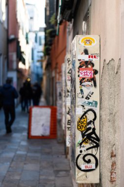 Dar bir sokakta, duvardaki elektrik kutusuna çarpmış..