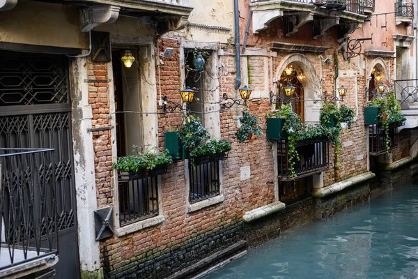 Una Hermosa Fachada Una Pequeña Vía Navegable Centro Histórico Venecia —  Fotos de Stock