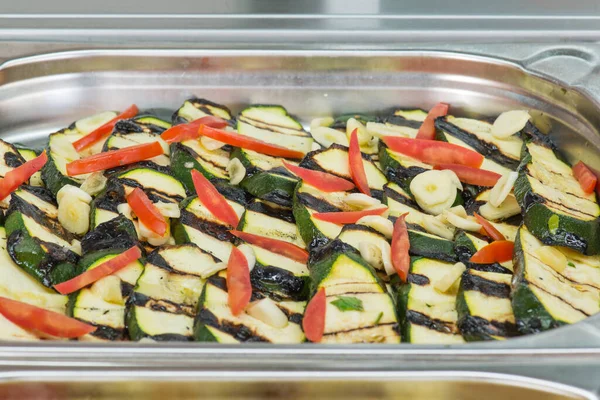 İtalyan restoranında çok iştah açıcı ızgara kabakla birlikte bir antipasti büfesi..