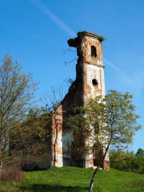 Balkan iç savaşı tarafından yıkılan bir tepedeki kilise..