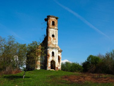 Balkan iç savaşı tarafından yıkılan bir tepedeki kilise..