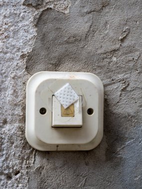 Eski bir çan anahtarı, yapışkan alçıyla izinsiz kullanımdan korunuyordu..