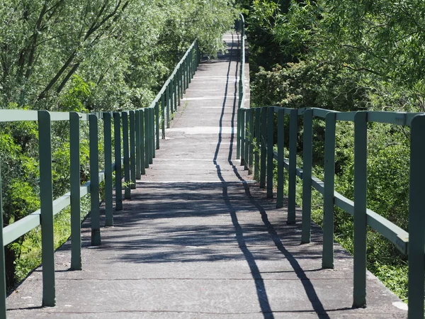 Μια Μεγάλη Στενή Γέφυρα Ανάμεσα Πράσινους Θάμνους — Φωτογραφία Αρχείου