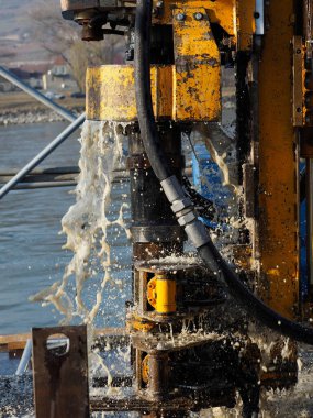 Suda sıkılan küçük bir sondaj kulesiyle çalışıyorum..