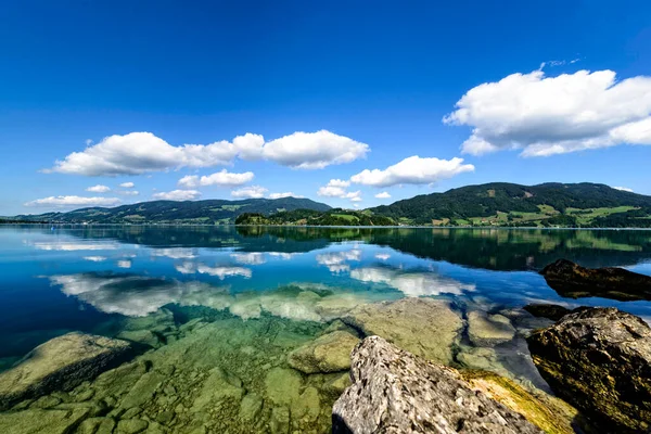 Μια Όμορφη Και Καθαρή Λίμνη Στα Βουνά Χωρίς Ανθρώπους — Φωτογραφία Αρχείου