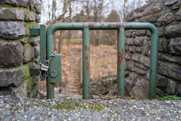 Ingången Låst Med Mycket Liten Dörr Som Sparas Med Kedja — Stockfoto