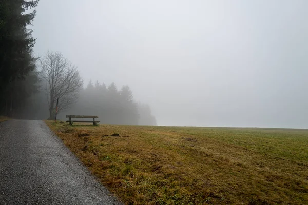 Old Bench Stands Hill Shrouded Fog Invites You Rest — Stock Photo, Image
