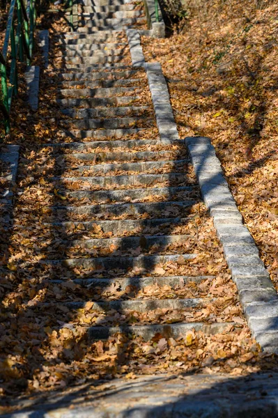 Μια Απότομη Και Μεγάλη Σκάλα Σκαλάκια Από Γρανίτη Οδηγεί Ένα — Φωτογραφία Αρχείου