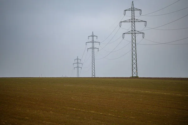 High Voltage Line Runs Bald Field Gray Clouds Fog Reinforce — Foto Stock