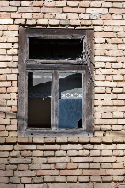 Detail Old Abandoned House Broken Window Panes Brick Wall — Stok fotoğraf