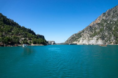 Oimapinar barajının çevresindeki göl ve dağ uçurumlarının manzarası. Yeşil Kanyon, Manavgat, Antalya, Türkiye