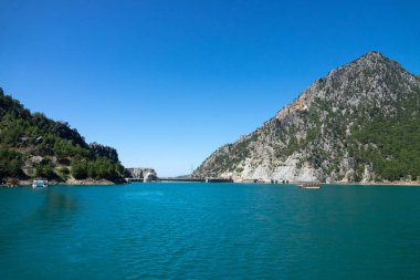 Oimapinar barajının çevresindeki göl ve dağ uçurumlarının manzarası. Yeşil Kanyon, Manavgat, Antalya, Türkiye