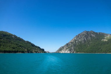 Oimapinar barajının çevresindeki göl ve dağ uçurumlarının manzarası. Yeşil Kanyon, Manavgat, Antalya, Türkiye