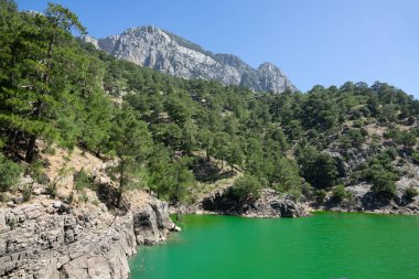 Yeşil suyu olan göl manzarası ve Yeşil Kanyon 'un dağ uçurumları. Yeşil Kanyon, Manavgat, Antalya, Türkiye