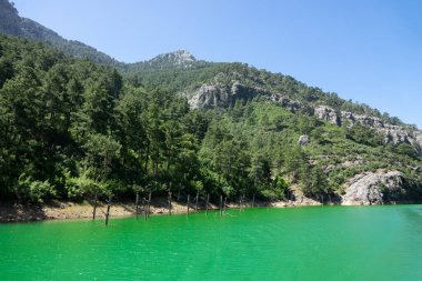 Yeşil suyu olan göl manzarası ve Yeşil Kanyon 'un dağ uçurumları. Yeşil Kanyon, Manavgat, Antalya, Türkiye