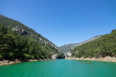 Yeşil suyu olan göl manzarası ve Yeşil Kanyon 'un dağ uçurumları. Yeşil Kanyon, Manavgat, Antalya, Türkiye