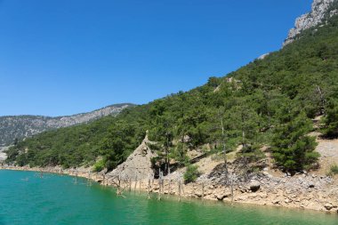 Yeşil suyu olan göl manzarası ve Yeşil Kanyon 'un dağ uçurumları. Yeşil Kanyon, Manavgat, Antalya, Türkiye