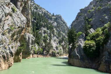 Yeşil suyu olan göl manzarası ve Yeşil Kanyon 'un dağ uçurumları. Yeşil Kanyon, Manavgat, Antalya, Türkiye