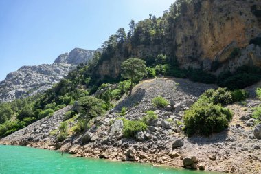 Yeşil suyu olan göl manzarası ve Yeşil Kanyon 'un dağ uçurumları. Yeşil Kanyon, Manavgat, Antalya, Türkiye