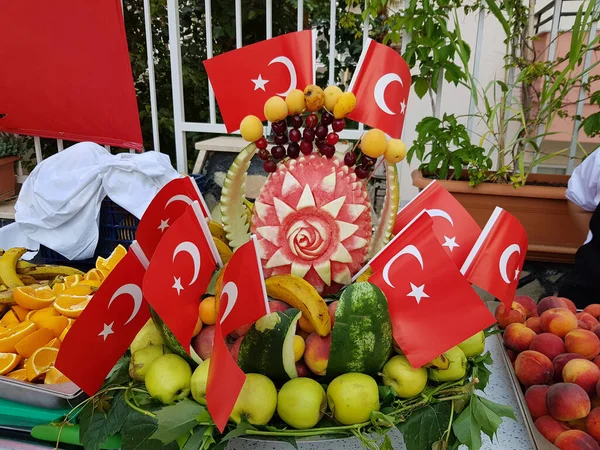 Frutas Frescas Verano Una Canasta Sandía Decorada Con Banderas Turcas — Foto de Stock