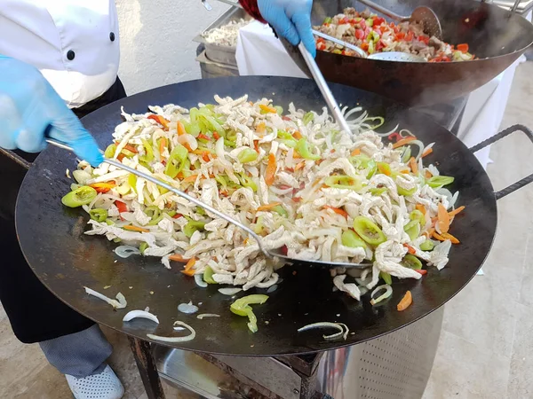 Cuoco Frigge Filetto Pollo Con Verdure Una Grande Padella Ferro — Foto Stock