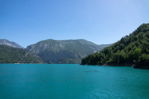 Oimapinar barajının çevresindeki göl ve dağ uçurumlarının manzarası. Yeşil Kanyon, Manavgat, Antalya, Türkiye