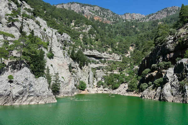Vista Lago Com Água Verde Nas Falésias Montanha Desfiladeiro Verde — Fotografia de Stock