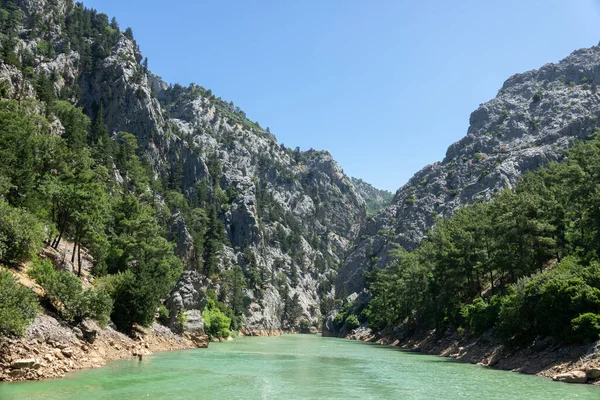 緑の水と緑のキャニオンの山の崖の上の湖の眺め 緑の峡谷の風景 Manavgat アンタルヤ トルコ — ストック写真