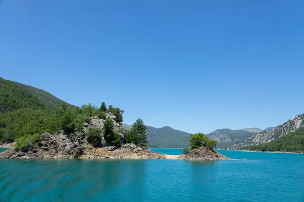 Blick Auf Den See Mit Klarem Türkisfarbenem Wasser Und Auf — Stockfoto